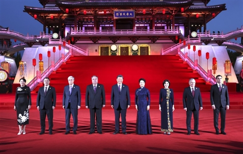 5月18日晚,国家主席习近平和夫人彭丽媛在陕西省西安市大唐芙蓉园为出席中国-中亚峰会的中亚国家元首夫妇举行欢迎仪式和欢迎宴会。宴会后,习近平夫妇同贵宾们共同观看中国同中亚国家人民文化艺术年暨中国-中亚青年艺术节开幕式演出。这是习近平夫妇在紫云楼前同贵宾合影留念。◎新华社发